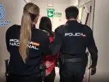 Agentes de la Policía Nacional custodian a la mujer detenida.