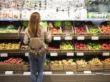 Una mujer comprando en un supermercado.