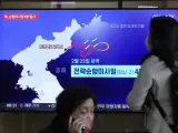 Una pantalla de televisión en la estación de tren de Seúl, en Seúl, Corea del Sur, muestra un programa de noticias que informa sobre el lanzamiento de misiles de Corea del Norte el viernes 24 de febrero de 2023.