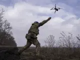 Un militar ucraniano lanza un dron en la línea del frente cerca de Vuhledar.