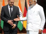 El canciller alemán Olaf Scholz le da la mano al primer ministro indio, Narendra Modi, este sábado durante una recepción ceremonial en la Casa Presidencial en Nueva Delhi, India.