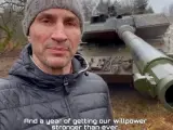 Wladimir Klitschko posa ante un tanque Leopard.
