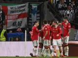 Los jugadores del United celebran uno de los goles.