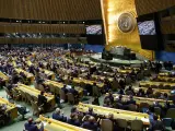 Las delegaciones aplauden después de que la Asamblea General de la ONU votase a favor de una resolución que defiende la integridad territorial de Ucrania en el aniversario de la invasión rusa.