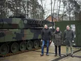 Wladimir Klitschko, exboxeador y hermano del alcalde de Kiev, Vitali Klitschko, posa junto al ministro de Defensa alemán, Boris Pistorius (centro), y el embajador de Ucrania en Alemania, Oleksii Makeiev (derecha), junto a un tanque de batalla principal Leopard 2 en Munster, Alemania.