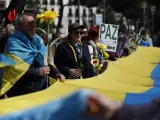 Una multitud participa en la manifestación convocada por la Asociación Con Ucrania este domingo en Madrid.