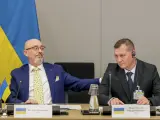 Eduard Moskaliov, a la derecha, durante una reunión de ministros de defensa de la OTAN