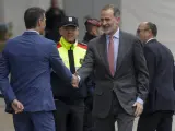 El rey Felipe VI y el presidente del Gobierno, Pedro Sánchez, saludándose antes de la inauguración de la MWC.