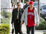 Hailey Bieber y Justin Bieber en Los Ángeles, California.