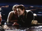 Leonardo DiCaprio y Kate Winslet en la escena polémica junto a James Cameron.