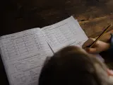 Un niño realizando ejercicios de matemáticas.