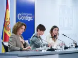 La ministra para la Transición Ecológica, Teresa Ribera; la ministra portavoz, Isabel Rodríguez, y la ministra de Igualdad, Irene Montero, durante una rueda de prensa posterior al Consejo de Ministros, en el Palacio de La Moncloa, a 28 de febrero de 2023, en Madrid (España).