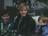 Diana de Gales junto a sus hijos, Guillermo y Harry.