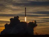 Falcon 9 pone en órbita 21 satélites Starlink de segunda generación.