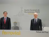 El presidente de Ferrovial, Rafael del Pino, y el consejero delegado del grupo, Ignanio Madridejos, ante la junta de accionistas del grupo, celebrada de forma telemática.