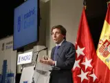 El alcalde de Madrid, José Luís Martínez-Almeida, responde al portavoz de Vox durante un acto municipal.