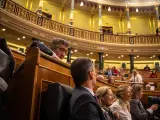 El portavoz del PSOE en el Congreso de los Diputados, Patxi López (i) y el presidente del Gobierno, Pedro Sánchez (d), durante una sesión de control al Gobierno.