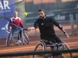 Pelayo Novo jugando al tenis en silla de ruedas.