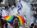Manifestantes antigubernamentales bloquean la carretera de Ayalon, en el centro, durante una las protestas en Tel Aviv, Israel, 01 de marzo 2023.