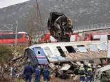 Los equipos de emergencias trabajan en los restos del accidente ferroviario acaecido en Grecia.