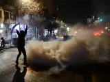 La policía antidisturbios griega dispara gases lacrimógenos contra los manifestantes frente al Parlamento tras el accidente ferroviario entre Larisa y Tesalónica, en Atenas el 1 de marzo de 2023.