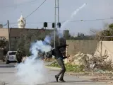 Un joven palestino lanza piedras al ejército israelí.
