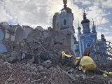 Imagen de una iglesia reducida a escombros en Ucrania.