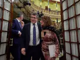 El portavoz del PSOE en el Congreso de los Diputados, Patxi López y la ministra de Hacienda, María Jesús Montero, en el Congreso de los Diputados.