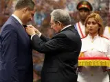 Rafael Correa condecorado en Cuba