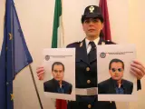 Una policía italiana muestra un retrato robot de un sospechoso mafioso en Italia