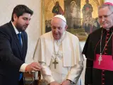 López Miras ofrece una serie de presentes al Papa Francisco.