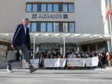 Letrados se concentran ante los juzgados de Plaza de Castilla este jueves en Madrid en el marco de la huelga que mantienen desde hace un mes.