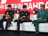 Checo Pérez, Max Verstappen y Fernando Alonso en la rueda de prensa tras el GP de Baréin.