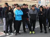 Jóvenes, vecinos de Camarles durante el minuto de silencio en recuerdo de los tres jóvenes que fallecieron en accidente de tráfico.