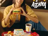 Una de las campañas de famosos con sus propias hamburguesas más polémicas de los últimos años fue la de Aitana. La cantante colaboró con McDonald's para sacar su propio menú, el McAitana. "El Menú Completo de Aitana” se componía de un CBO con doble de queso, patatas con mucho kétchup, 4 Nuggets con barbacoa, Coca-Cola Zero y mini McFlurry Oreo con caramelo.
