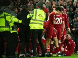 Momento en el que el aficionado saltó al césped para celebrar el séptimo gol con los jugadores del Liverpool.