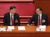 El presidente chino, Xi Jinping (i), habla con el primer ministro Li Keqiang durante la apertura de la primera sesión de la XIV Asamblea Popular Nacional, el 5 de marzo de 2023 en Beijing.