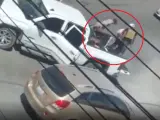 Los narcos cargan a los secuestrados en una camioneta.
