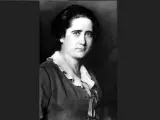 Clara Campoamor fue una abogada, escritora, pol&iacute;tica y defensora de los derechos de la mujer en Espa&ntilde;a, creadora de la Uni&oacute;n Republicana Femenina e impulsora del sufragio femenino en nuestro pa&iacute;s, la cual se incluy&oacute; en la Constituci&oacute;n republicana de 1931 y fue ejercido por primera vez en las elecciones de 1933. Vivi&oacute; en el exilio en Suiza durante Guerra Espa&ntilde;ola.