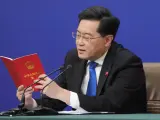 El ministro chino de Asuntos Exteriores, Qin Gang, lee la Constitución china.
