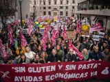 Varias personas se manifiestan para pedir ayudas económicas para el colectivo celíaco, a 5 de marzo de 2023, en Madrid (España).