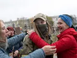Una mujer saluda a una soldado ucraniana para celebrar la liberaci&oacute;n de Jers&oacute;n, el pasado mes de noviembre