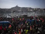 El puerto de Marsella, colapsado por la huelga en Francia.