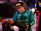 Fernando Alonso celebra su 99º podio en Baréin.