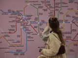 El mapa del metro de Barcelona, con nombres de mujer, en la estaci&oacute;n de metro de Diagonal.
