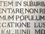 Texto grabado en latín sobre un mármol.