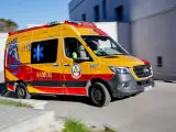 Una ambulancia sale de un hospital en Madrid.