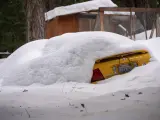 Coche sepultado por la nieve en California.