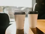 Dos vasos encima de la mesa de una cafería.