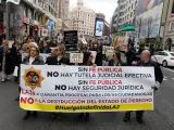 Un grupo de letrados de la Administración de Justicia (LAJ) sujetan una pancarta durante una manifestación desde Callao a San Bernardo 45, a 9 de marzo de 2023, en Madrid (España). El comité de huelga de los LAJ ha convocado hoy una nueva protesta tras las "infructuosas reuniones" que mantuvieron la semana pasada con el Ministerio de Justicia por la huelga indefinida que empezó el cuerpo de funcionarios el pasado 24 de enero, en busca de una mejora salarial para compensar la carga de trabajo que han asumido en los últimos años. La Unión Progresista de Letrados (UPSJ), la Asociación Independiente de LAJ (AinLAJ) y el Ilustre Colegio Nacional de Letrados indicaron, el pasado miércoles 1 de marzo, que formularon a la Delegación del Gobierno de Madrid la autorización para dicha concentración. 09 MARZO 2023;MADRID;MANIFESTACION LETRADOS JUSTICIA Eduardo Parra / Europa Press 09/3/2023